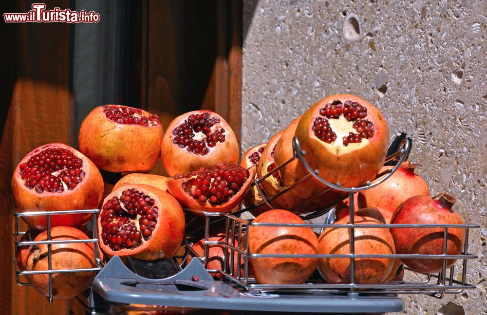Immagine Particolare di frutti di melograno venduti in una strada di Trapani, Sicilia occidentale