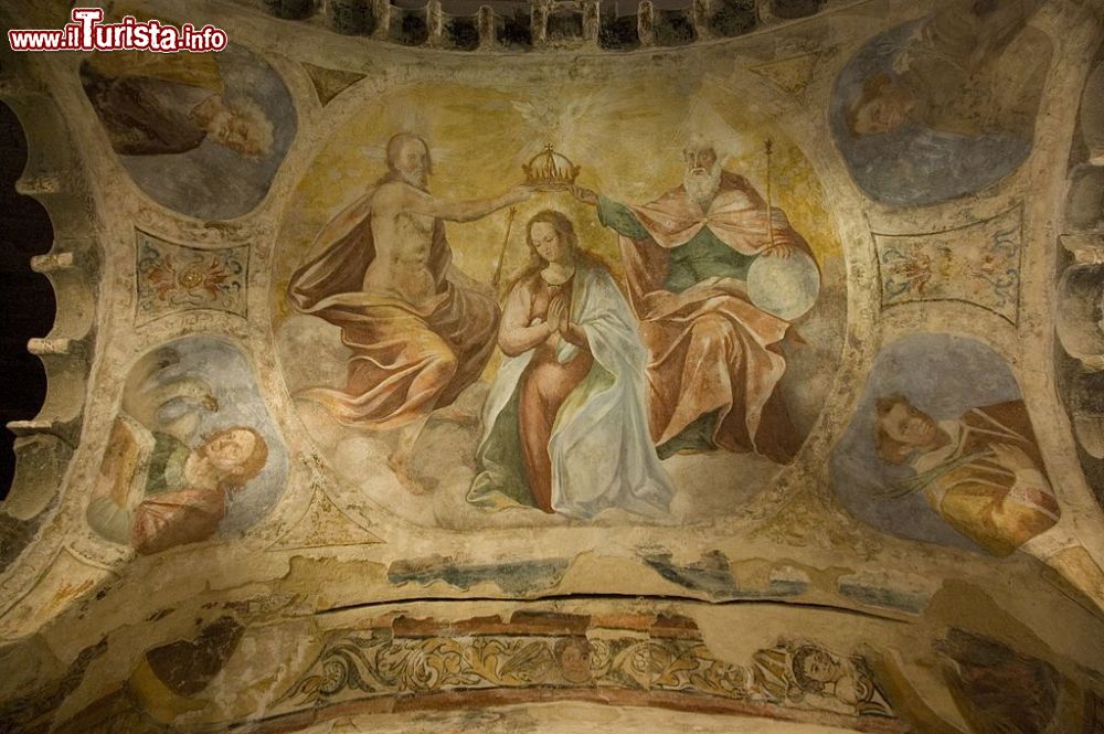 Immagine Particolare di un affresco dentro la  chiesa dell'Annunziata a Colle Sannita in Campania - © elparison, CC BY-SA 2.0, Wikipedia