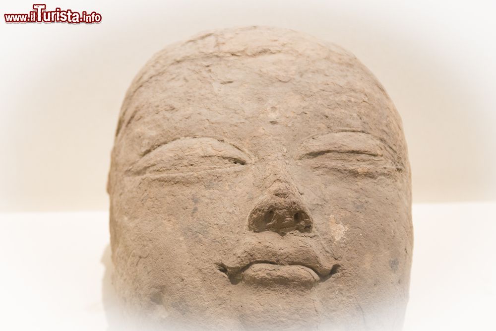 Immagine Particolare di un Buddha in argilla al museo di Urumqi, Cina. 