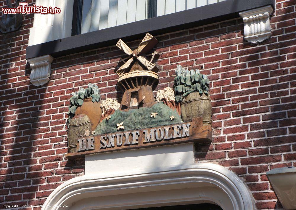Immagine Particolare di un edificio nel centro storico di Amersfoort, nella provincia di Utrecht (Olanda) - © Dafinchi / Shutterstock.com