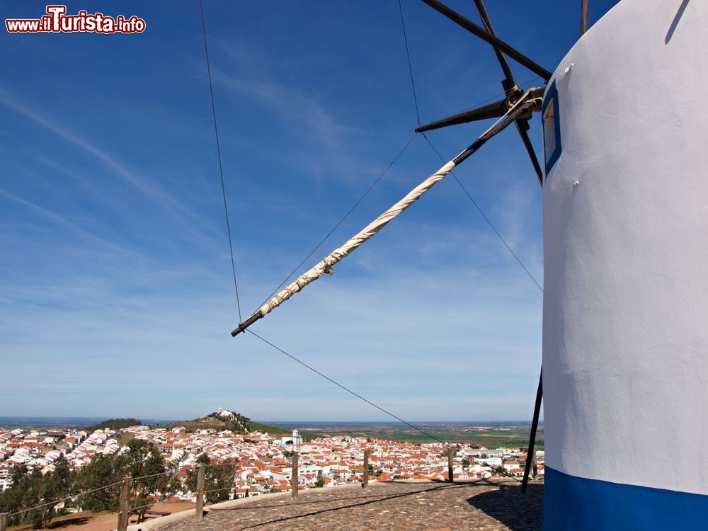 Immagine Particolare di un mulino a vento nel villaggio di Odemira, Alentejo (Portogallo).