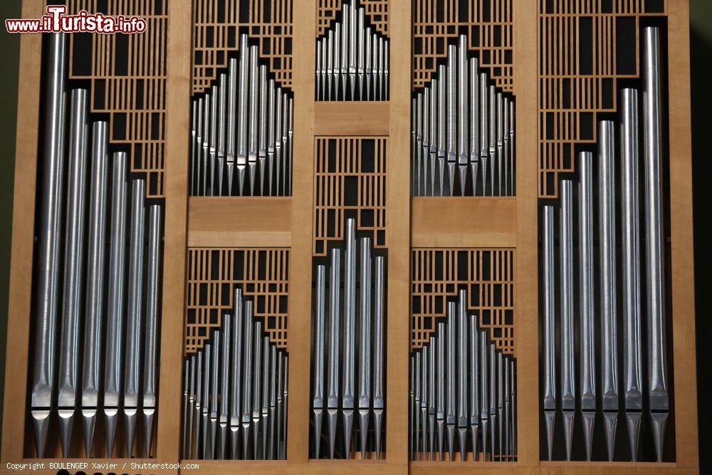 Immagine Particolare di un organo nella chiesa di San Francesco a Montpellier, Francia: si tratta di un tradizionale strumento musicale in legno con "tubi" in ferro detti per l'appunto canne - © BOULENGER Xavier / Shutterstock.com