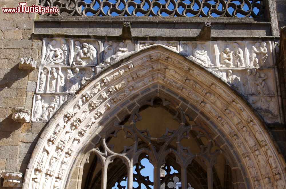 Immagine Particolare di un portale esterno della Cattedrale di Dol-de-Bretagne in Francia.