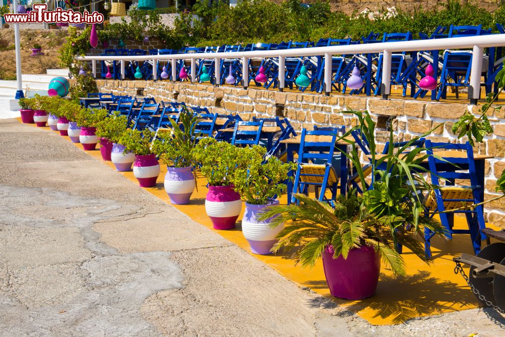 Immagine Particolare di un terrazzo con tavoli e sedie in un ristorante dell'isola di Lipsi, Grecia.