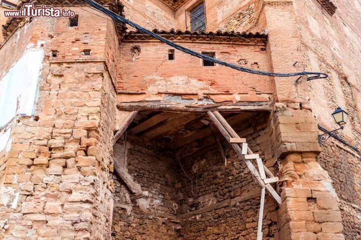 Immagine Particolare di un vecchio edificio in mattoni nel centro di Calahorra, Spagna.