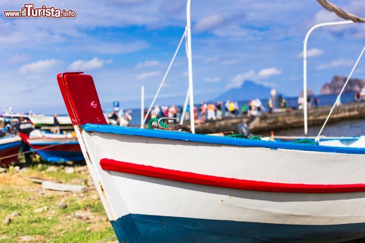 Immagine Particolare di una barca di pescatori a Panarea, Sicilia - Una delle tante imbarcazioni da pesca ormeggiate al porto di Ditella nel borgo San Pietro © funkyfrogstock / Shutterstock.com