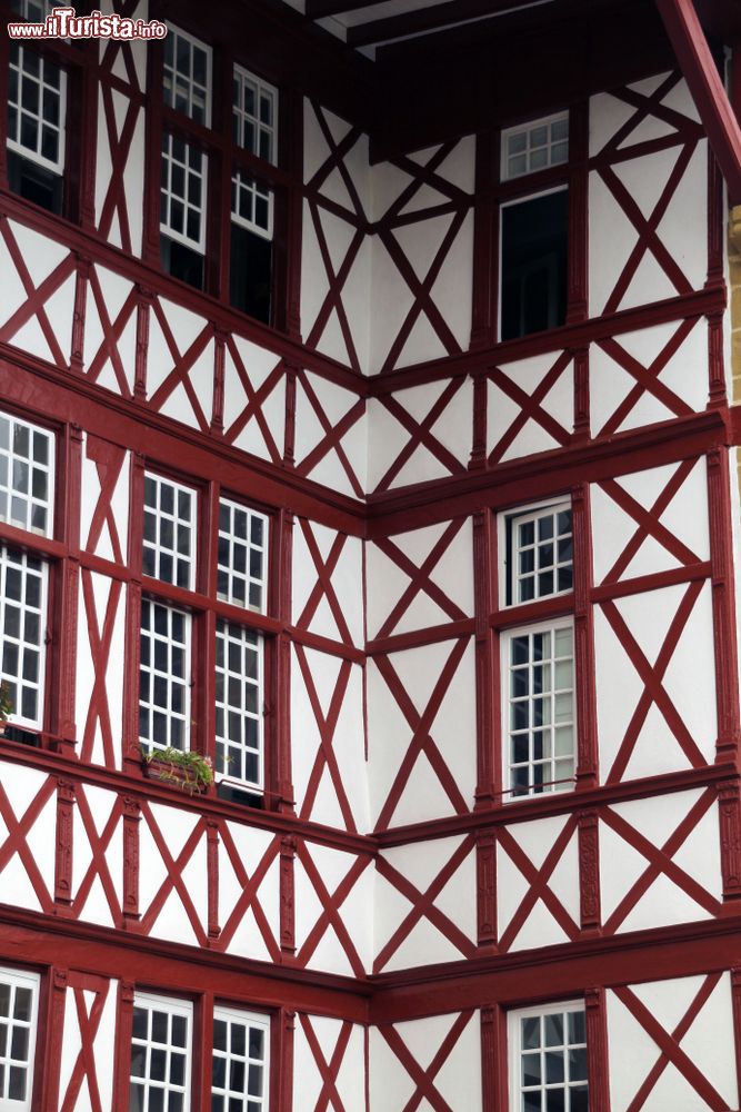 Immagine Particolare di una casa a graticcio in una strada del centro di Bayonne, Francia. Questa località, la principale città basca in territorio francese, sorge alla confluenza dei fiumi Nive e Adour.