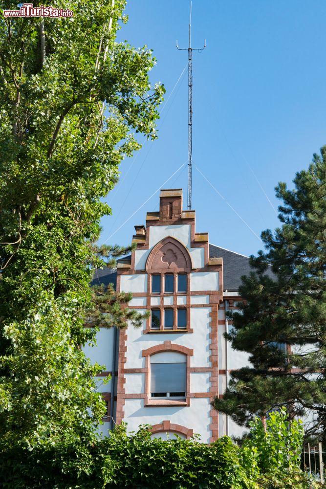 Immagine Particolare di una casa con timpano bianco a gradoni a Haguenau, Alsazia (Francia).