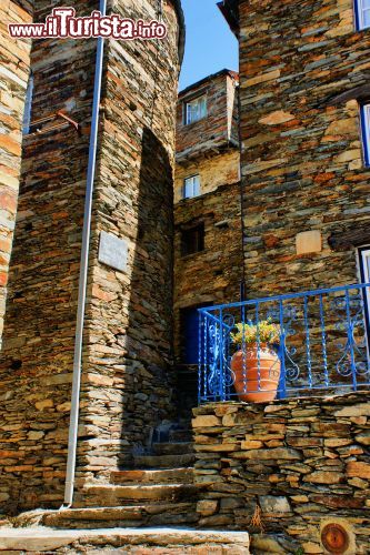 Immagine Particolare di una casa nel borgo rurale di Piodao, Portogallo - E' tinteggiata di azzurro la graziosa inferriata del balcone di questa tradizionale abitazione del borgo © Vector99 / Shutterstock.com