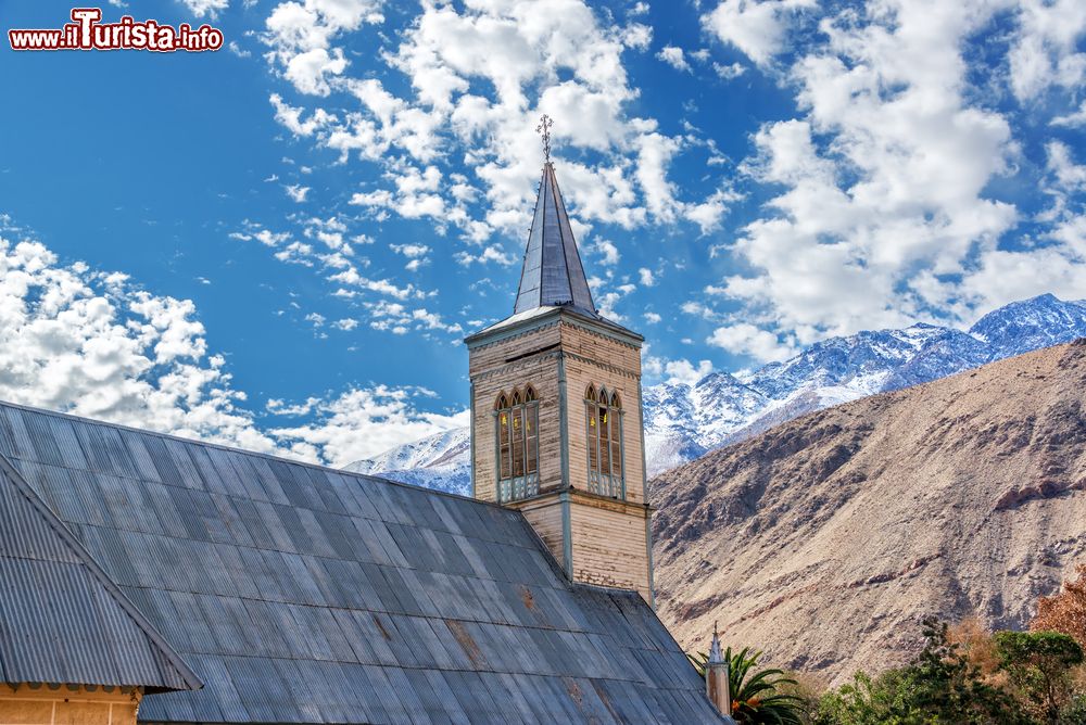 Immagine Particolare di una chiesa a Pisco Elqui con le montagne andine sullo sfondo, Cile.