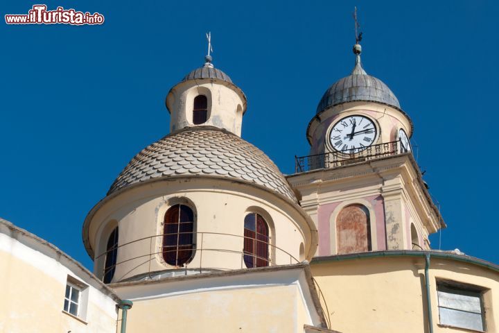 Immagine Particolare della Basilica di Santa Maria Assunta: gioiello barocco di Camogli - nonostante la sua costruzione risalga al XII secolo, la Basilica di Santa Maria Assunta è un vero e proprio gioiello di arte barocca. La struttura iniziale ha infatti subito nei secoli numerosi interventi e ampliamenti, in particolare nel XVI secolo. Lo sfarzo e l'imponenza del barocco si riscontrano soprattutto negli interni della basilica, ricca di stucchi d'oro e lampadari di cristallo. - © sergioboccardo / Shutterstock.com