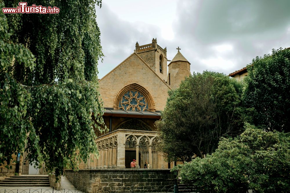 Immagine Particolare di una chiesa nella città di Olite, Spagna, con il rosone sulla facciata.