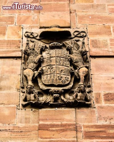 Immagine Particolare di una facciata a Ezcaray, Spagna -  Uno stemma decora la facciata di un antico edificio di Ezcaray © Ander Dylan / Shutterstock.com