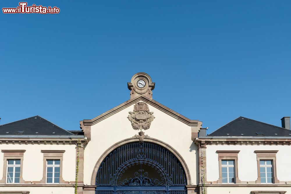 Immagine Particolare di una facciata con orologio nel centro di Haguenau, Francia.