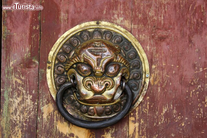 Immagine Particolare di una maniglia in bronzo in un edificio di Hohhot, Mongolia Interna, Cina - © kao / Shutterstock.com