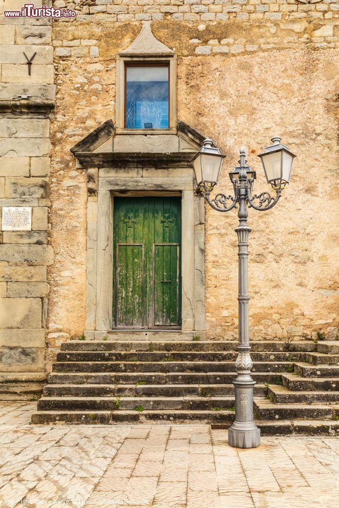 Immagine Particolare di una piazzetta nel borgo medioevale di Montalbano Elicona in Sicilia. - © Emily Marie Wilson / Shutterstock.com