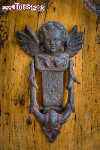 Immagine Particolare di una porta in legno del centro storico di Capalbio, Toscana, Italia. Passeggiando all'interno delle mura medievali della cittadina se ne possono scoprire angoli caratteristici - © robertonencini / Shutterstock.com