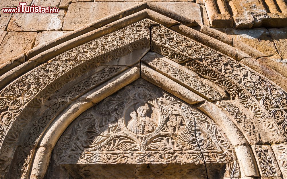 Immagine Particolare di una porta scolpita del monastero di Ananuri in Georgia.