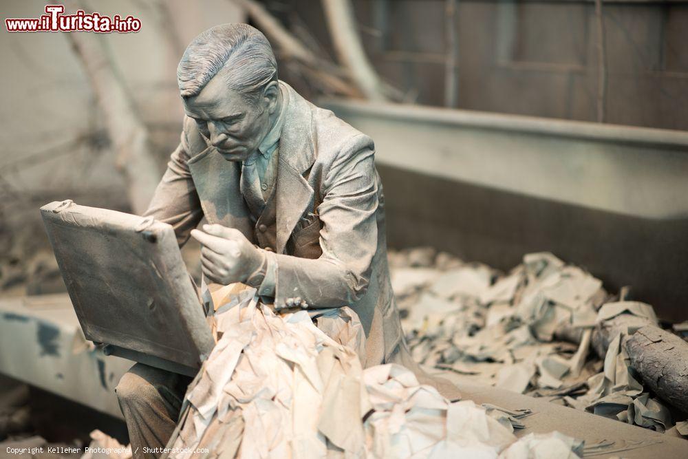 Immagine Particolare di una scultura al Ground for Sculpture di Trenton, New Jersey (USA): un uomo d'affari con valigia  - © Kelleher Photography / Shutterstock.com