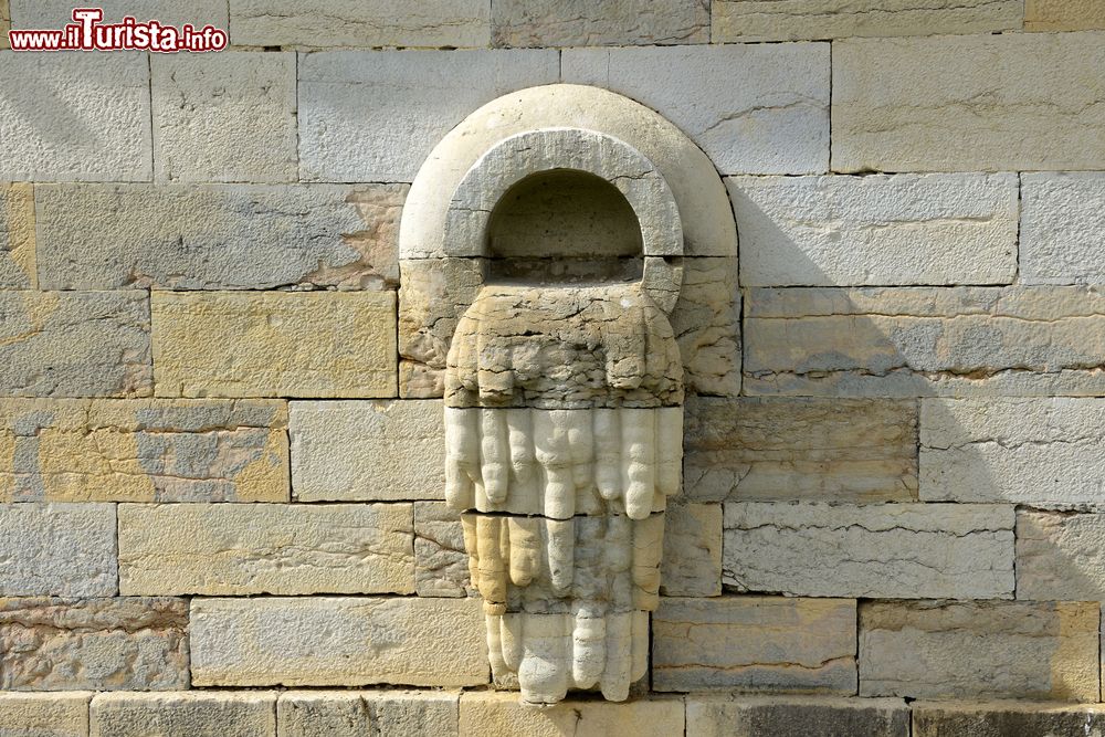 Immagine Particolare di una scultura in rilievo alle Saline Reali di Arc-et-Senans (Francia). Rappresenta l'acqua salata che fuoriesce da un'urna.