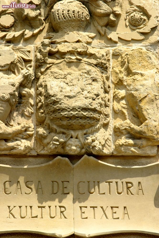 Immagine Particolare di una scultura sulla facciata di un palazzo storico a Olite, Spagna.
