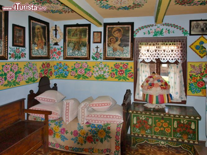 Immagine Particolare di una stanza di Felicja Curyowas nella sua casa-museo nel villaggio di Zalipie. La signora fu una pittrice appassionata e decorò con grande gusto sia le pareti della casa che gli oggetti d'arredamento.