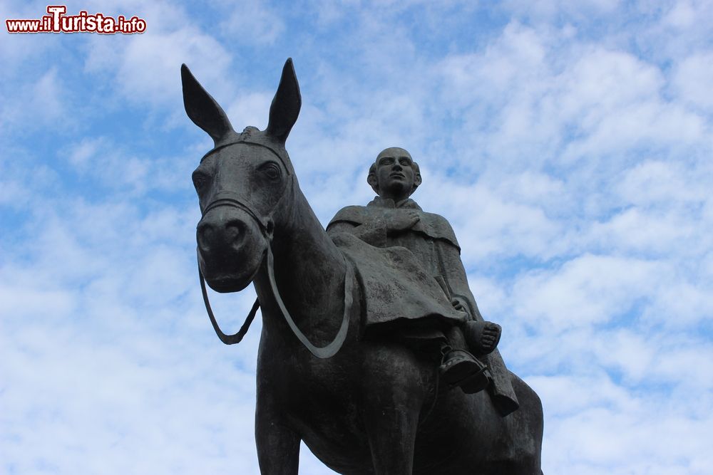 Immagine Particolare di una statua equestre nel centro storico di Viana do Castelo, Portogallo.