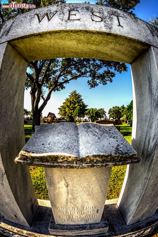 Immagine Particolare di una tomba al Forest Park Cemetery di Houston, Texas.