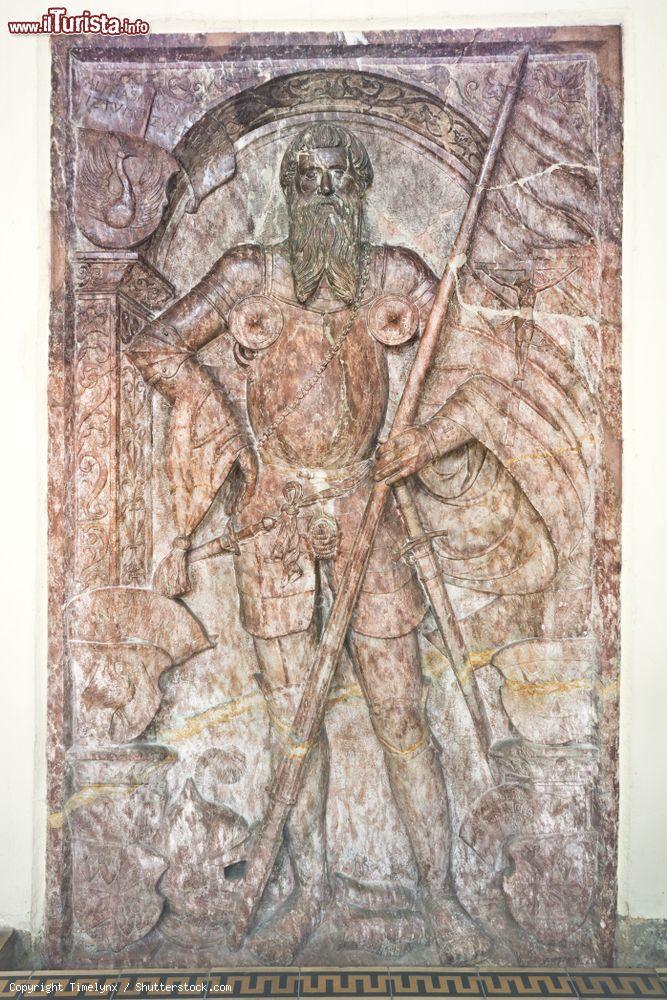 Immagine Particolare di una tomba nella chiesa di San Nicola a Judenburg, Austria. Il rilievo ritrae lo scudiero medievale Balthasar von Gleinz con la sua armatura, la lancia e la spada - © Timelynx / Shutterstock.com