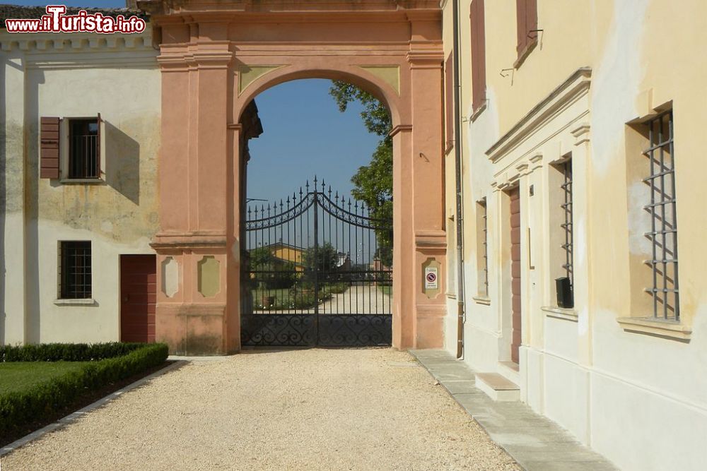 Immagine Particolare di Villa Maraini a Gonzaga in Lombardia - © Federica Buzzi - CC BY-SA 3.0, Wikipedia