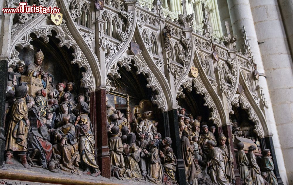 Immagine Particolare scultoreo della cattedrale di Amiens, Francia. Alcune delle scene scolpite e colorate che rappresentano la storia e la vita dei santi.