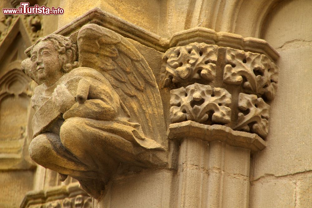 Immagine Particolare scultoreo in una chiesa di Bayonne, Francia.