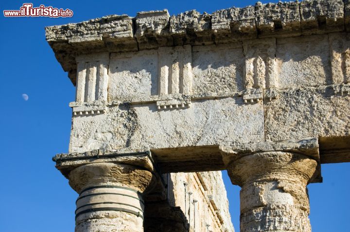 Immagine Un dettaglio del Tempio Greco di Segesta, con le linee semplici ma affascinanti dello stile dorico. Siamo in provincia di Trapani, vicino a Calatafimi - © Roberto Marinello / Shutterstock.com