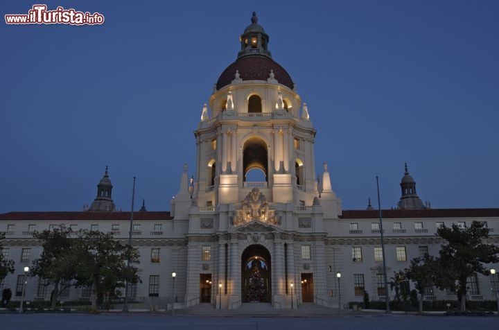 Immagine Fotografia notturna della Pasadena City Hall - © Angel DiBilio / Shutterstock.com