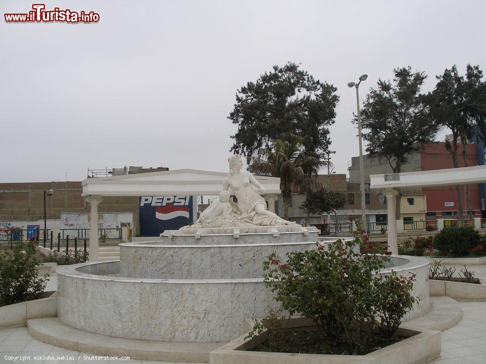 Immagine Paseo de las Muses nella città di Chiclayo, Perù. Una decorazione scultorea in marmo bianco impreziosisce questo angolo del centro storico cittadino - © mikluha_maklai / Shutterstock.com