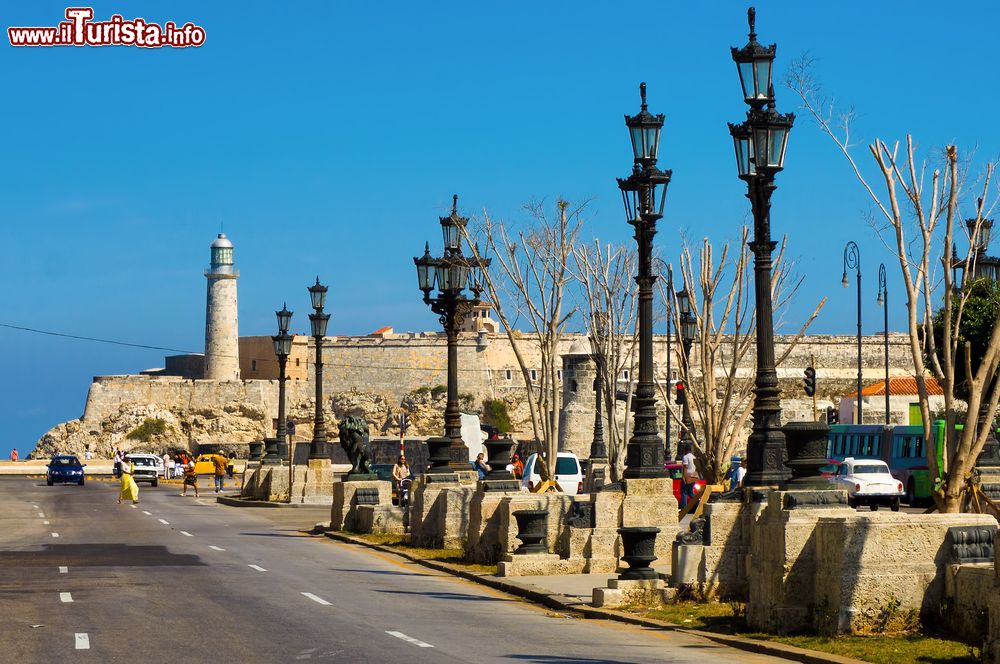 Immagine L'estremità settentrionale del Paseo del Prado, una delle strade più famose dell'Avana. Sullo sfondo il faro del Castillo de El Morro.