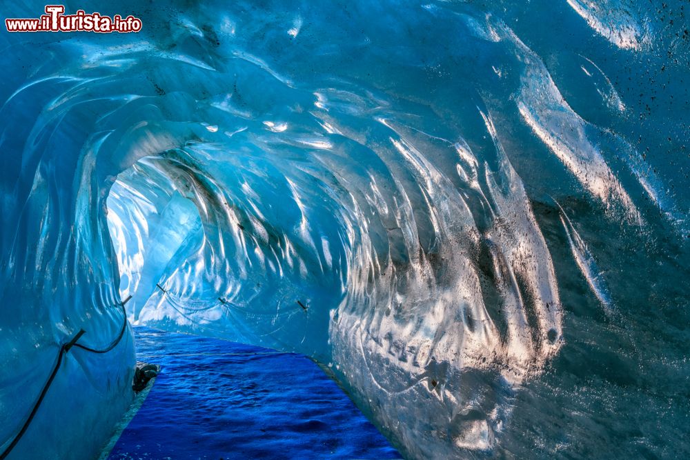 Immagine Passaggio all'interno del ghiacciaio Mer de Glace di Chamonix, Francia. Grazie alla ferrovia Chamonix-Montenvers a cremagliera i turisti possono accedervi facilmente.