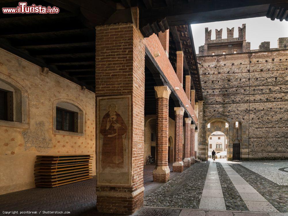 Immagine Passaggio in bici nel cortile interno del castello di Marostica, Vicenza, Veneto - © pointbreak / Shutterstock.com