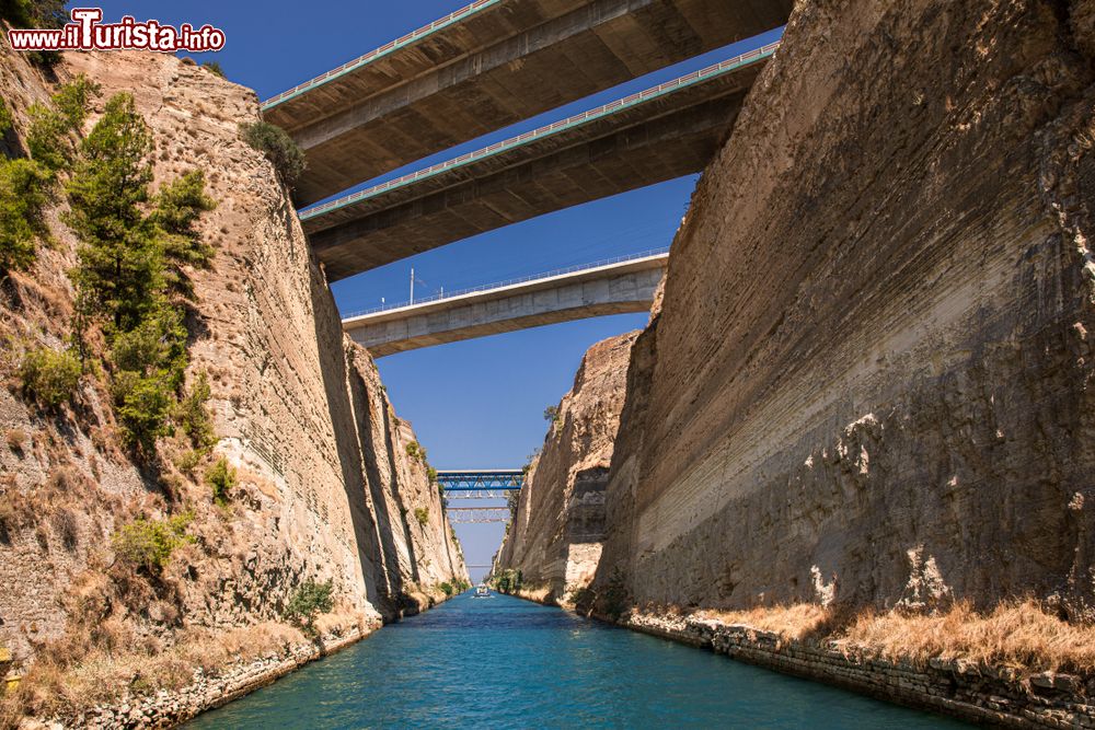 Immagine Passaggio nel canale di Corinto con uno yacht, Peloponneso (Grecia). Il transito è limitato a navi di stazza medio-piccola (circa 10 mila tonnellate).