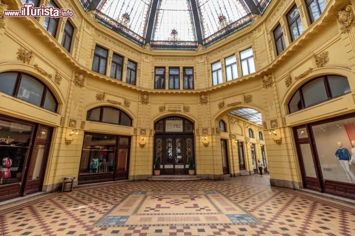 Immagine Passaggio pedonale Octogon a Zagabria, Croazia. Un'immagine del primo passaggio pedonale al coperto della città, caratteristico per la centrale cupola di vetro e le belle vetrate - © Dario Vuksanovic / Shutterstock.com