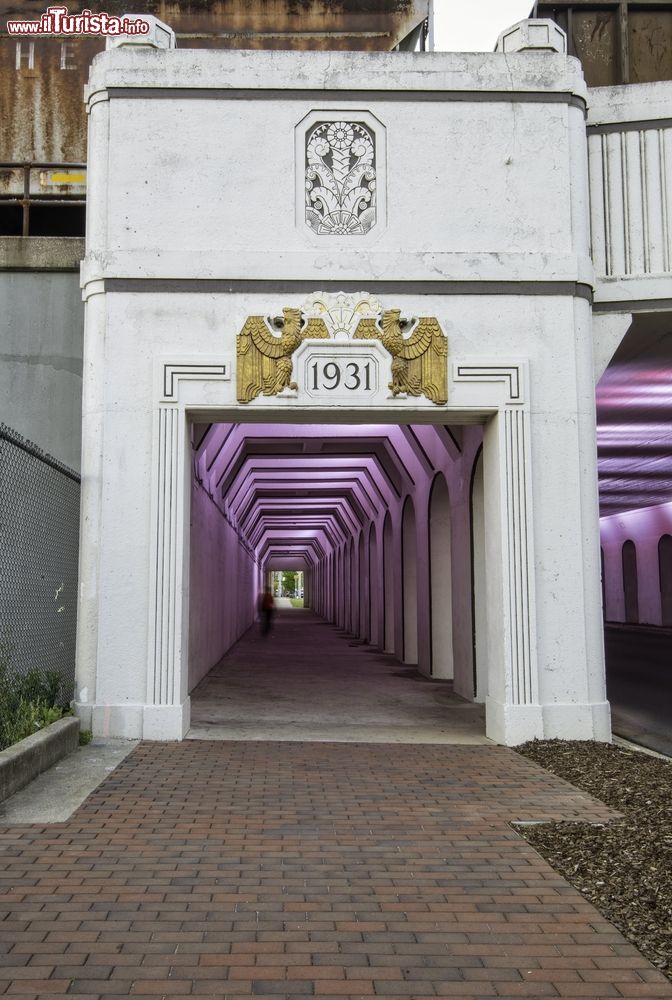 Immagine Passaggio pedonale nei pressi della stazione ferroviaria di Railroad Park a Birmingham, Alabama. 