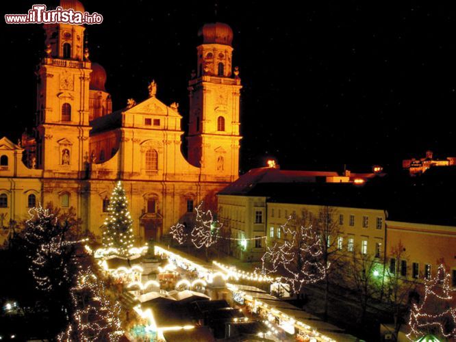 Passauer Christkindlmarkt am Dom Passau