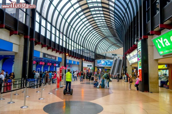 Immagine Passeggeri all'aeroporto internazionale Jose Maria Cordova di Medellin, Colombia. E' il secondo scalo aeroportuale per importanza del paese - © Fotos593 / Shutterstock.com