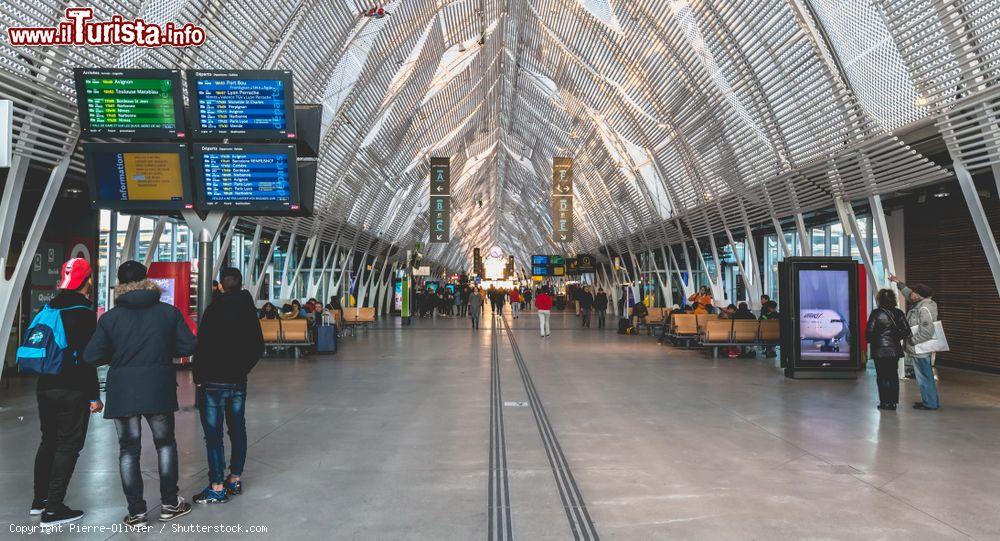 Immagine Passeggeri all'interno della stazione ferroviaria di Saint Roch a Montpellier, Francia, in inverno - © Pierre-Olivier / Shutterstock.com