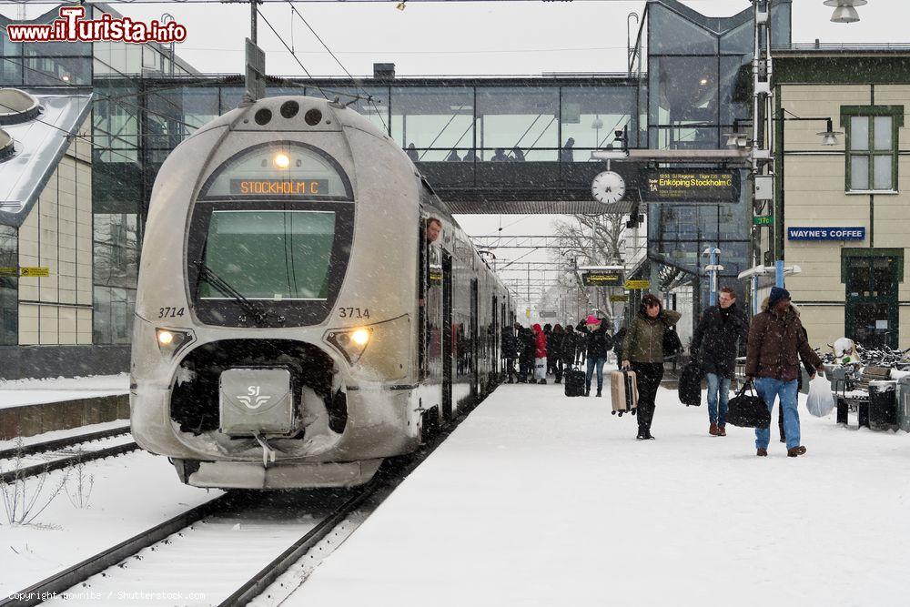 Immagine Passeggeri in salita sul treno per la capitale Stoccolma dalla stazione di Vasteras, Svezia.  - © pownibe / Shutterstock.com