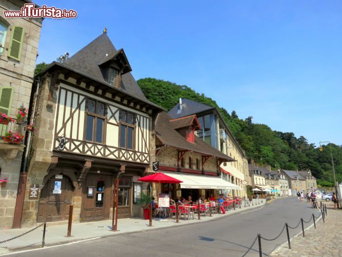 Immagine Passeggiando nel centro di Dinan, in Bretagna. La cittadina è considerata in assoluto uno dei borghi più belli di Francia - foto © art_of_sun / Shutterstock.com