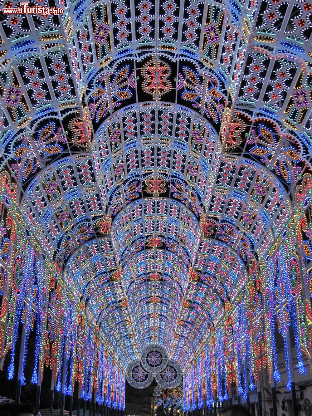 Immagine Passeggiando sotto le luminarie di Scorrano in Puglia, provincia di Lecce.