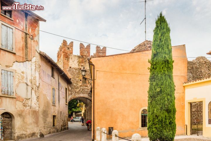 Immagine Passeggiata per Borghetto sul Mincio, Verona - Fra colline moreniche, frutteti e castelli medievali sorge uno dei borghi più belli del territorio italiano: passeggiare fra vie e stradine di Borghetto sul Mincio è come tuffarsi nella storia del 1400 dove il tempo sembra essersi fermato © GoneWithTheWind / Shutterstock.com