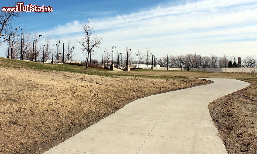 Immagine Passeggiata nella cittadina di Fargo nei pressi del Veterans Memorial Bridge, Nord Dakota, Stati Uniti.