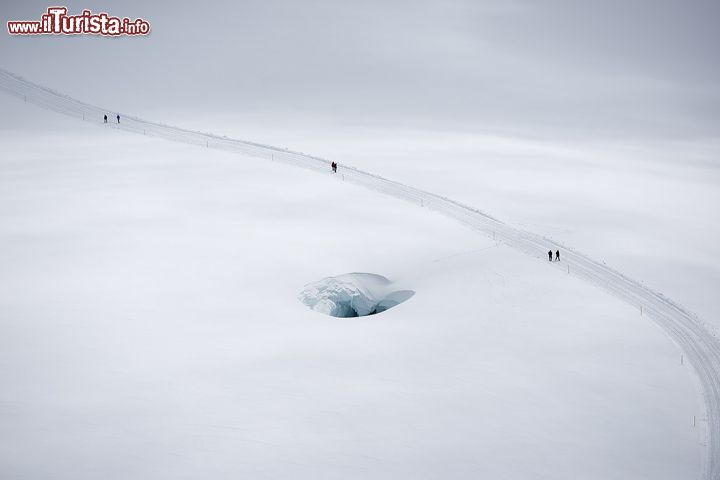 Immagine Una passeggiata al ghiacciaio dell'Aletsch, nei pressi di Grindelwald, Svizzera. E' il più esteso delle Alpi e copre un'area di circa 120 chilometri quadrati in Svizzera nei cantoni Berna e Vallese.